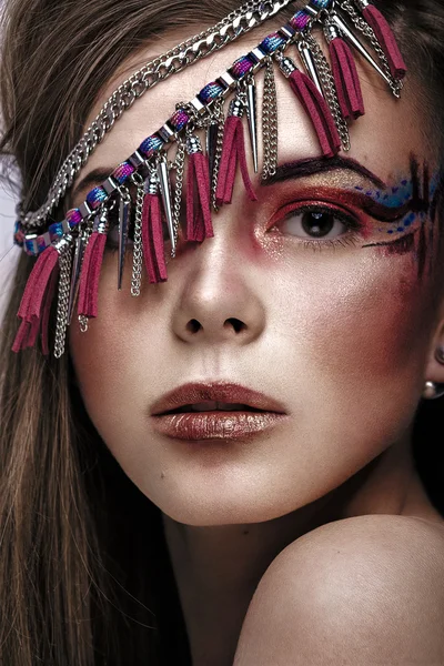 Güzellik moda Model kız siyah makyaj, uzun Lushes. Manikür moda Trendy havyar siyah. Sanat çivi. Koyu ruj ve oje. Siyah arka plan üzerinde izole