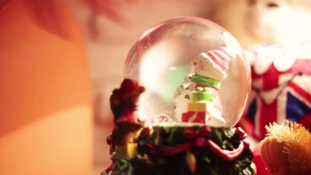 Loop capaz globo de neve de Natal Floco de neve com queda de neve — Vídeo de Stock