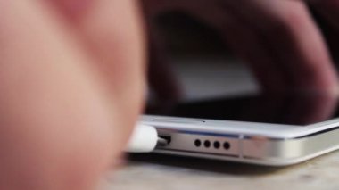  USB kablosu bir cep telefonu bağlanır