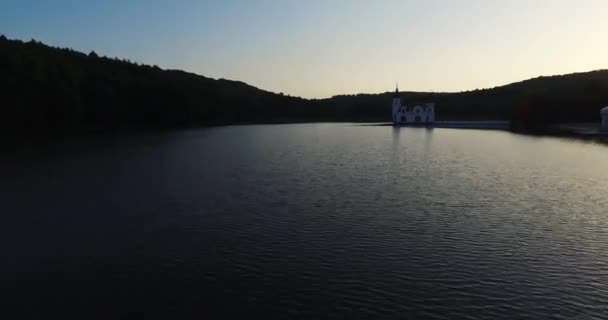 美しい湖と山々 の空中フライスルー — ストック動画