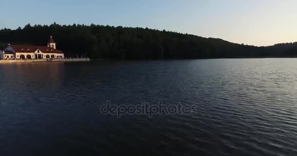 Aerial flythrough of beautiful lake and mountains — Stock Video