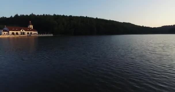 Flythrough aérien du beau lac et des montagnes 