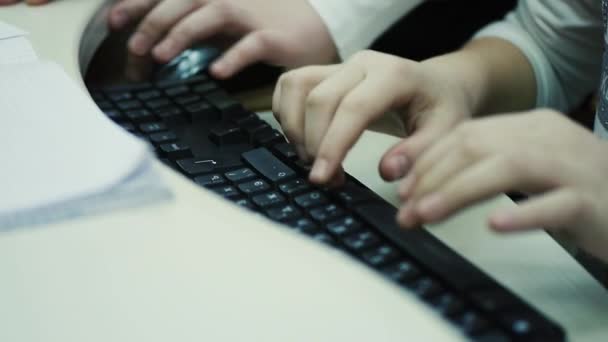 Hände tippen auf einer Tastatur, um zu korrigieren — Stockvideo