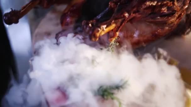 Corte Carne assada para a mesa de férias Cozinheiro corta carne grelhada para preparar pratos de férias — Vídeo de Stock