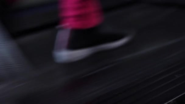 Девушка бежит по беговой дорожке — стоковое видео