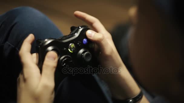 Jongen spelen spelconsole joystick — Stockvideo