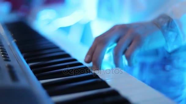 Cara tocando um sintetizador musical. cara tocando piano — Vídeo de Stock