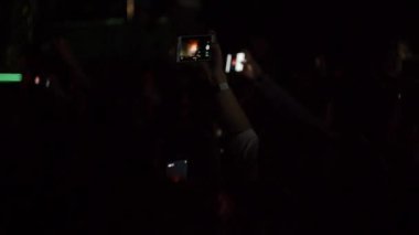 kalabalık konser ortasında duran ve cep telefonu tutan smartphone.crowd üzerinde video çekimleri 