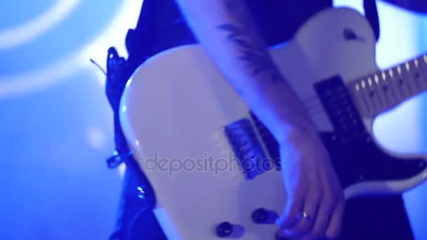 O cara tocando guitarra elétrica.Close-up — Vídeo de Stock