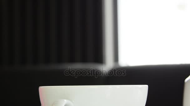 Sugarand τσάι κορίτσι. Ζάχαρη μπαστούνια. Ένα φλιτζάνι τσάι — Αρχείο Βίντεο