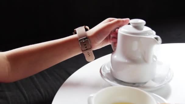 La fille verse le thé dans une tasse. thé Maker.A tasse de thé — Video