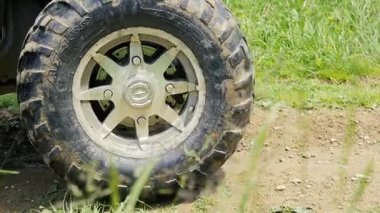 Orman yolu üzerinde Quad Bisiklet