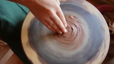 Toprak kap oluşturma. Gonchar.Potter.A turner. Atölye kil. Kil üstünde belgili tanımlık aygıt. Toprak kap şekillendirme Çömlekçilik direksiyonda çalışma Master.Hands
