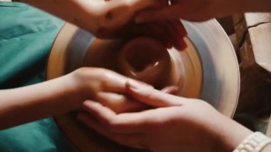 Toprak kap oluşturma. Gonchar.Potter.A turner. Atölye kil. Kil üstünde belgili tanımlık aygıt. Toprak kap şekillendirme Çömlekçilik direksiyonda çalışma Master.Hands