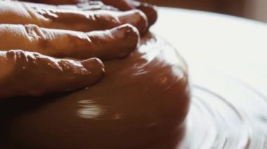 Toprak kap oluşturma. Gonchar.Potter.A turner. Atölye kil. Kil üstünde belgili tanımlık aygıt. Toprak kap şekillendirme Çömlekçilik direksiyonda çalışma Master.Hands