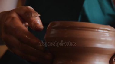 Toprak kap oluşturma. Gonchar.Potter.A turner. Atölye kil. Kil üstünde belgili tanımlık aygıt. Toprak kap şekillendirme Çömlekçilik direksiyonda çalışma Master.Hands
