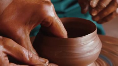 Toprak kap oluşturma. Gonchar.Potter.A turner. Atölye kil. Kil üstünde belgili tanımlık aygıt. Toprak kap şekillendirme Çömlekçilik direksiyonda çalışma Master.Hands