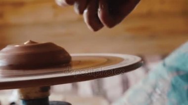 Toprak kap oluşturma. Gonchar.Potter.A turner. Atölye kil. Kil üstünde belgili tanımlık aygıt. Toprak kap şekillendirme Çömlekçilik direksiyonda çalışma Master.Hands