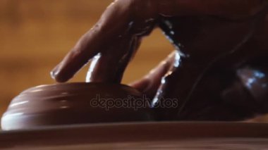 Toprak kap oluşturma. Gonchar.Potter.A turner. Atölye kil. Kil üstünde belgili tanımlık aygıt. Toprak kap şekillendirme Çömlekçilik direksiyonda çalışma Master.Hands