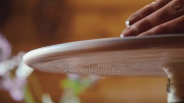 Toprak kap oluşturma. Gonchar.Potter.A turner. Atölye kil. Kil üstünde belgili tanımlık aygıt. Toprak kap şekillendirme Çömlekçilik direksiyonda çalışma Master.Hands