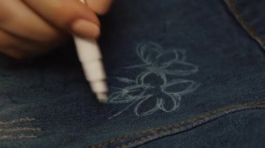 Tasarım kot pantolon. Kot üzerinde çizim. Ev iş. Terzi