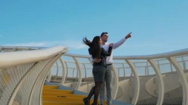 Gözlem güvertesindeki çift.