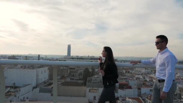 Le couple sur le pont d'observation — Video