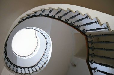 Spiral merdiven ve pencereden gelen ışık.