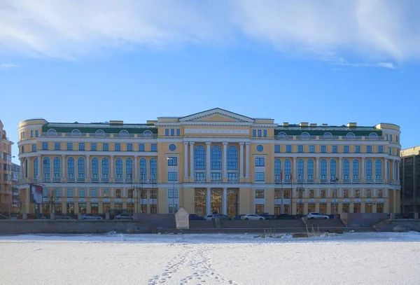 Beautiful building on Aptekarskaya waterfront — Stock Photo, Image