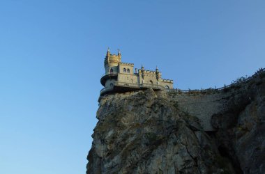 Uçurumun üstünde uçurumun kenarında üzerinde Gotik kale