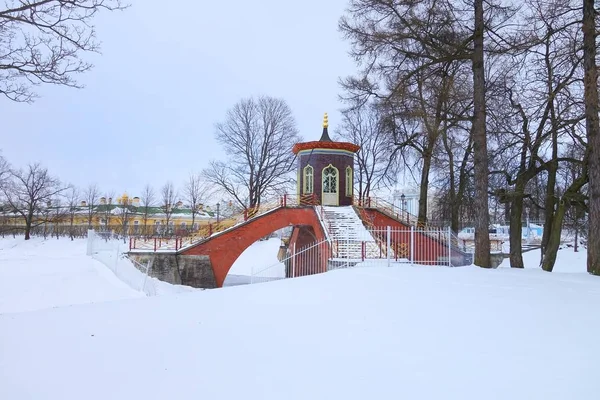 Cruzar el puente en el Parque Alexander — Foto de Stock