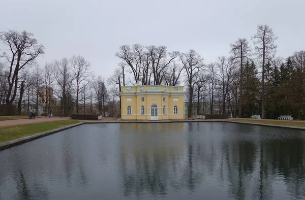 April evening and the Upper Bath pavilion i — Stock Photo, Image