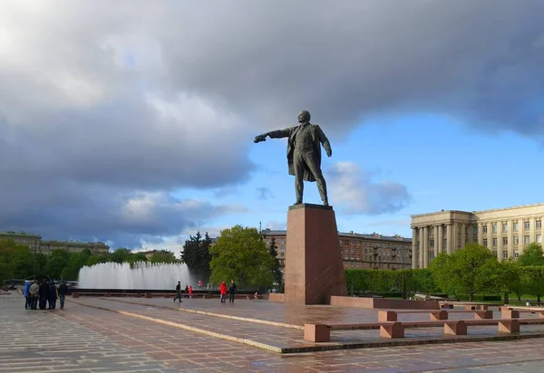 Πλατεία της Μόσχας στην Αγία Πετρούπολη, την αρχή του καλοκαιριού — Φωτογραφία Αρχείου