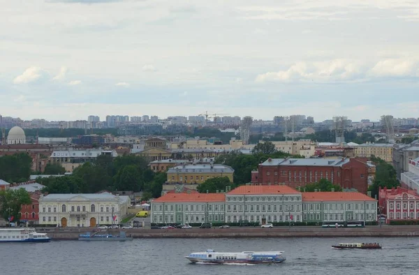 La vue sur la ville et la rivière Neva — Photo