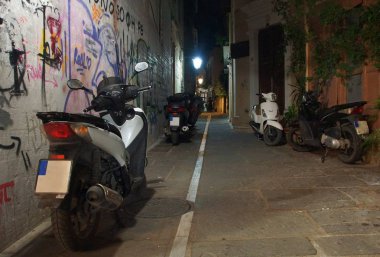 Gecede sokakta uyuyan motosiklet