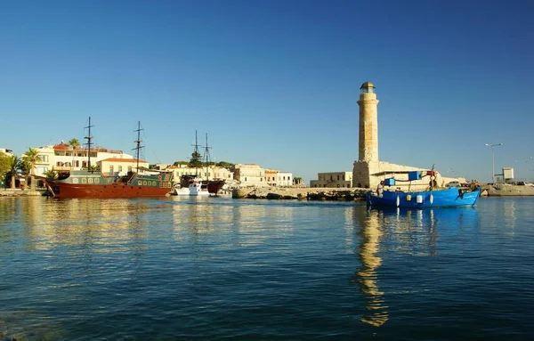 Zonnige ochtend in de haven van de oude stad — Stockfoto