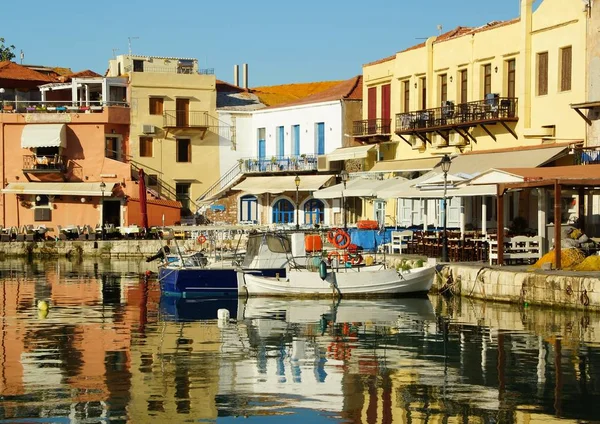 Eski şehrin limanında güneşli bir sabah