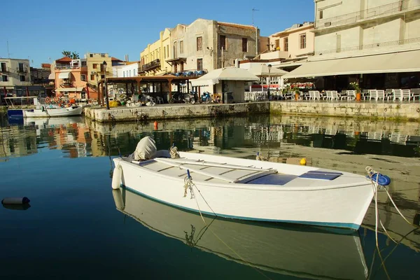 Mañana soleada en el puerto del casco antiguo — Foto de Stock