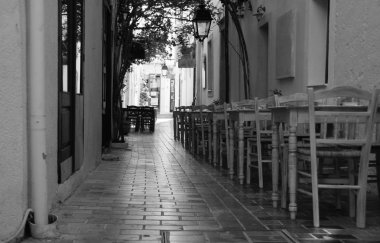 Nazik yaz sabahı dar bir sokakta