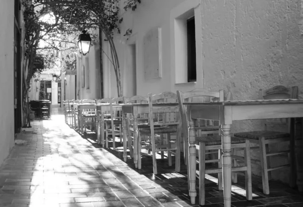 Sanfter Sommermorgen auf einer schmalen Straße — Stockfoto