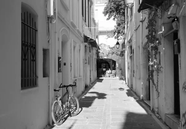 Södra morgon i den smala gatan — Stockfoto