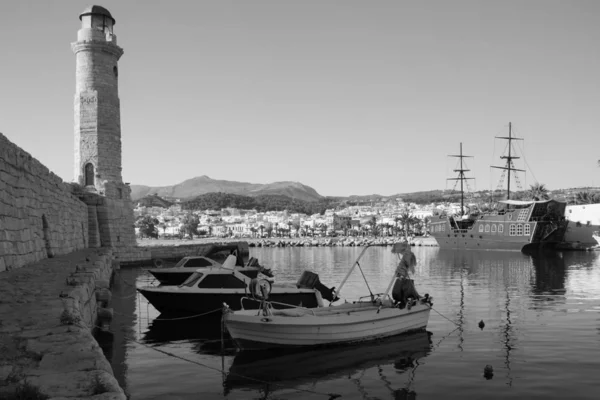 Eski şehrin limanında güneşli bir sabah