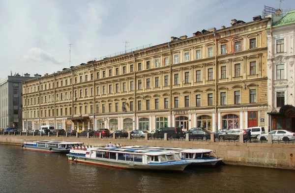 Una passeggiata lungo l'argine del fiume Moika — Foto Stock