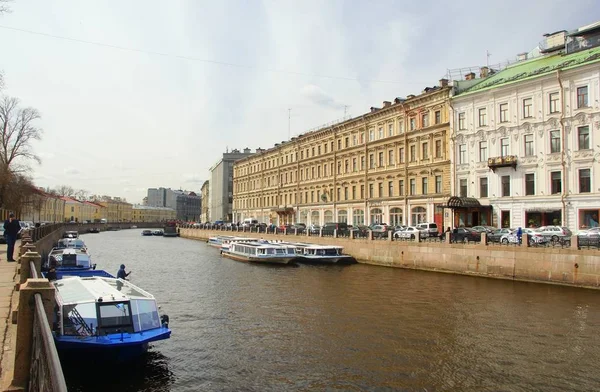 Una passeggiata lungo l'argine del fiume Moika — Foto Stock