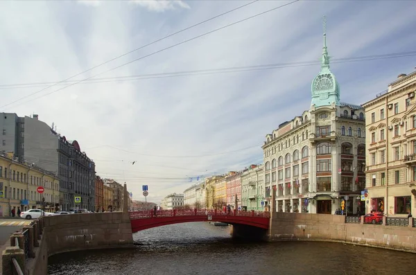 Procházka podél nábřeží řeky Moiky — Stock fotografie