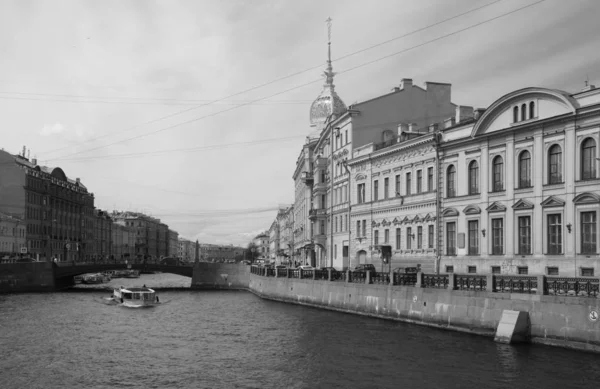 Moika Nehri seti boyunca bir yürüyüş.