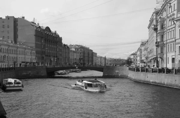Moika Nehri seti boyunca bir yürüyüş.