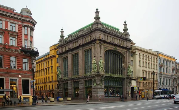 Teatro comico e Prospettiva Nevsky a San Pietroburgo — Foto Stock