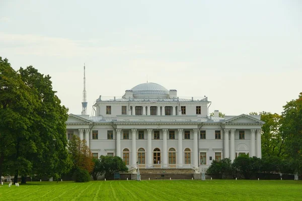 Palacio de Elagin en la isla de Elagin — Foto de Stock