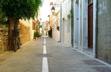 Dar sokakta güneşli sabah